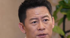 因为我们没有排练，大家把台词背好，到现场马上就来。